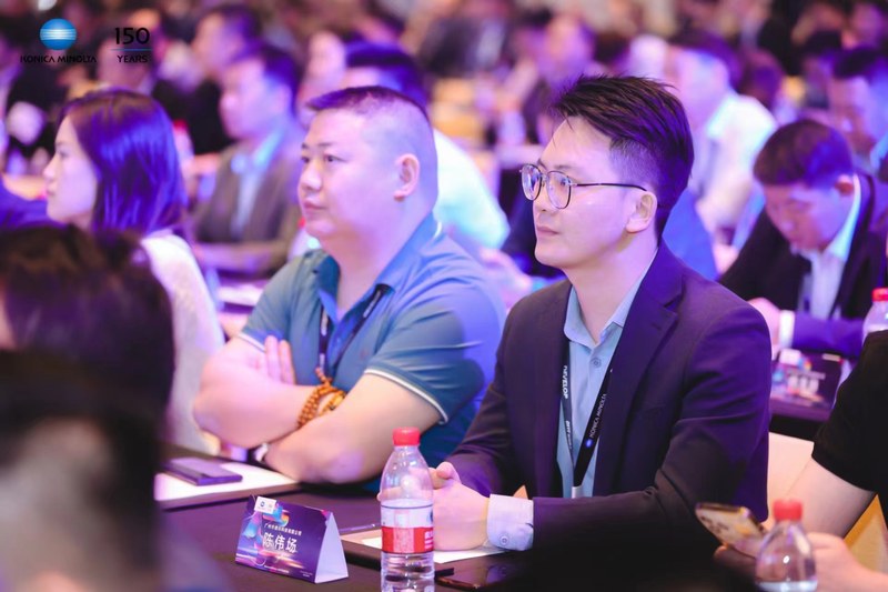 我司總經(jīng)理陳偉場先生在柯尼卡美能達(dá)經(jīng)銷商大會(huì)現(xiàn)場.jpg