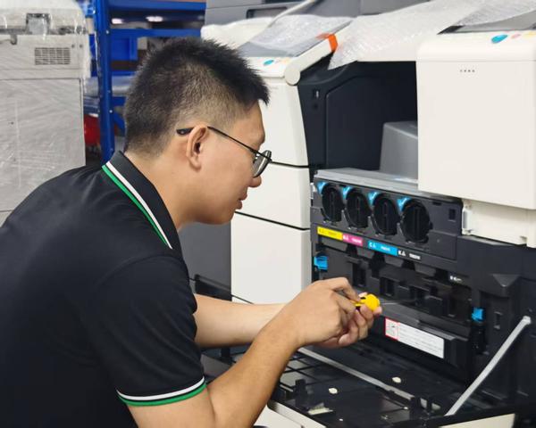 广州欧菲斯办公售后工程师维护保养复印机.jpg