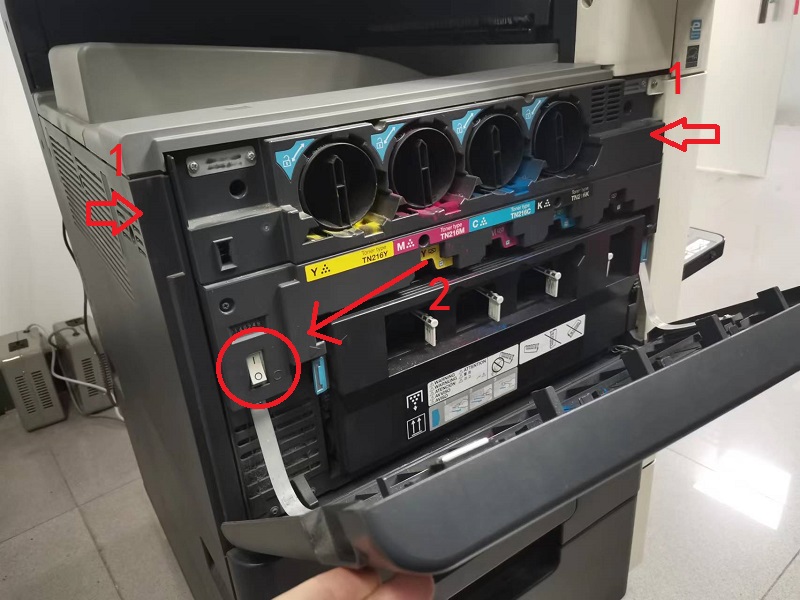 4打开复印机前盖门，在左侧有一个电源开关，开机。.jpg